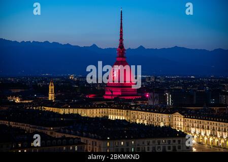 Turin, Italien. Mai 2020. Gesamtansicht von Mole Antonelliana von Turin mit Turin FC Logo am 04. Mai 2020 in Turin, Italien. Fans, Spieler und Mitarbeiter des FC Turin treffen sich jährlich, um an den Flugzeugabsturz zu erinnern, der am 4. Mai 1949 alle 31 an Bord einschließlich der gesamten Grande Torino Fußballmannschaft tötete. (Foto von Alberto Gandolfo/Pacific Press) Quelle: Pacific Press Agency/Alamy Live News Stockfoto