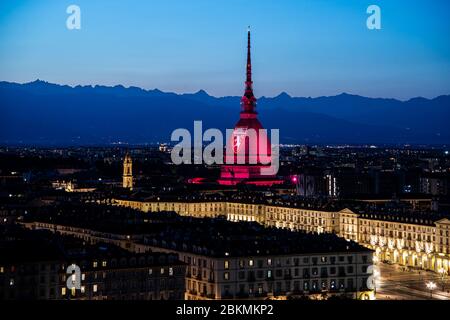 Turin, Italien. Mai 2020. Gesamtansicht von Mole Antonelliana von Turin mit Turin FC Logo am 04. Mai 2020 in Turin, Italien. Fans, Spieler und Mitarbeiter des FC Turin treffen sich jährlich, um an den Flugzeugabsturz zu erinnern, der am 4. Mai 1949 alle 31 an Bord einschließlich der gesamten Grande Torino Fußballmannschaft tötete. (Foto von Alberto Gandolfo/Pacific Press) Quelle: Pacific Press Agency/Alamy Live News Stockfoto