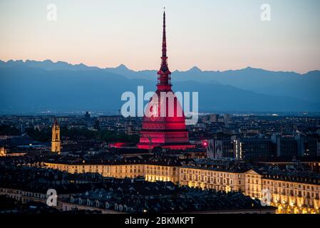 Turin, Italien. Mai 2020. Gesamtansicht von Mole Antonelliana von Turin mit Turin FC Logo am 04. Mai 2020 in Turin, Italien. Fans, Spieler und Mitarbeiter des FC Turin treffen sich jährlich, um an den Flugzeugabsturz zu erinnern, der am 4. Mai 1949 alle 31 an Bord einschließlich der gesamten Grande Torino Fußballmannschaft tötete. (Foto von Alberto Gandolfo/Pacific Press) Quelle: Pacific Press Agency/Alamy Live News Stockfoto