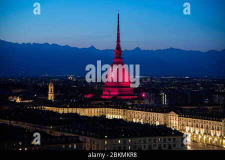 Turin, Italien. Mai 2020. Gesamtansicht von Mole Antonelliana von Turin mit Turin FC Logo am 04. Mai 2020 in Turin, Italien. Fans, Spieler und Mitarbeiter des FC Turin treffen sich jährlich, um an den Flugzeugabsturz zu erinnern, der am 4. Mai 1949 alle 31 an Bord einschließlich der gesamten Grande Torino Fußballmannschaft tötete. (Foto von Alberto Gandolfo/Pacific Press) Quelle: Pacific Press Agency/Alamy Live News Stockfoto