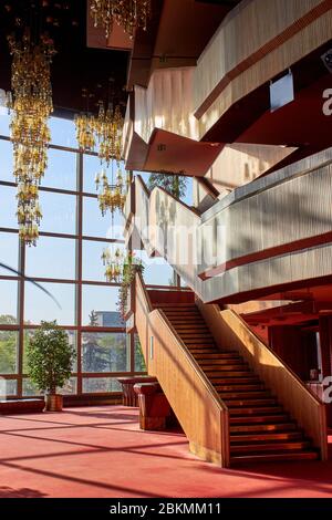 Treppe in einer riesigen Freiraumhalle in einem Gebäude im Modernismus-Stil Stockfoto