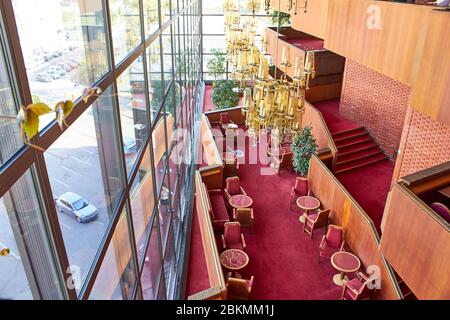 Ansicht des Innenraums eines Oper- und Balletttheaters in Litauen aus der oberen Etage Stockfoto