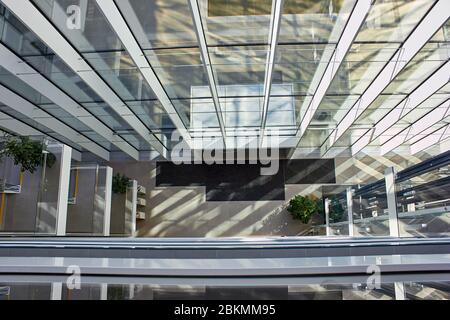 Riesiges Atrium in einem modernen Bürogebäude. Blick von oben Stockfoto