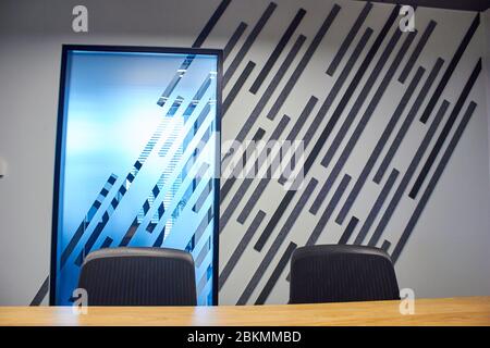 Moderne Büroeinrichtung im Tagungsraum Stockfoto