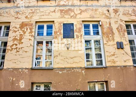 Die Farbe fällt von der Fassade eines alten Gebäudes herunter Stockfoto