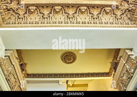 Einzigartiges Design der Decke im alten Gebäude Stockfoto