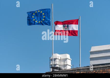 Flaggen von Österreich und der Europäischen Union, windiger Tag, blauer Himmel in Wien (Österreich) Stockfoto