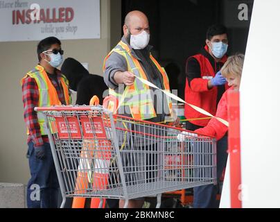 Vancouver, Kanada. Mai 2020. Am Eingang eines Costco-Stores in Vancouver, Kanada, am 4. Mai 2020 werden Mitarbeiter des Lagerhauses mit Gesichtsmasken gesehen. Kredit: Liang Sen/Xinhua/Alamy Live News Stockfoto