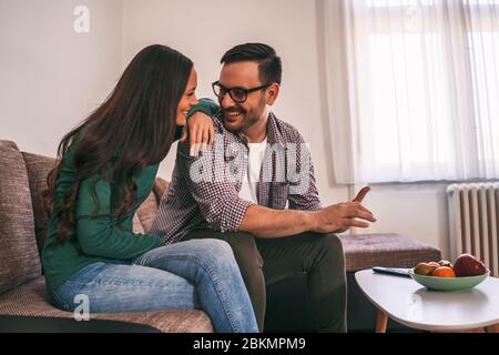 Glückliches Paar entspannt sich zu Hause. Stockfoto