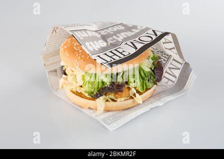 Bordeaux , Aquitaine / Frankreich - 04 15 2020 : Hamburger Food Truck aus Papierkraft Stockfoto