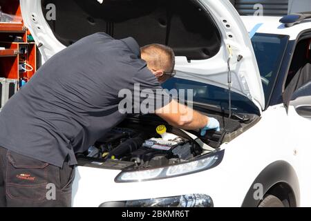 Bordeaux , Aquitaine / Frankreich - 04 26 2020 : carglass Arbeiter Mann ersetzt Windschutzscheibe des Autos in Auto-Service-Station Garage Stockfoto