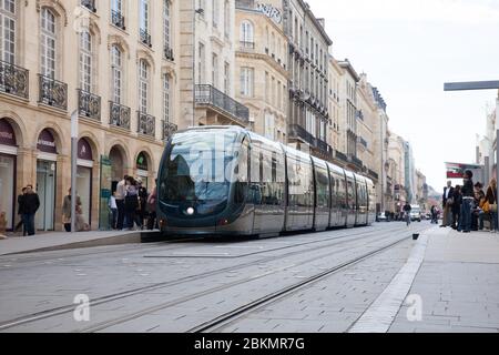Bordeaux , Aquitaine / Frankreich - 10 30 2019 : Bordeaux cours de l'Intendance City Centre Street main Stockfoto