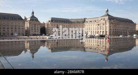 Bordeaux , Aquitaine / France - 10 30 2019 : Bordeaux Place de la Bourse mit dem Spiegelbrunnen Miroir d'Eau Stockfoto