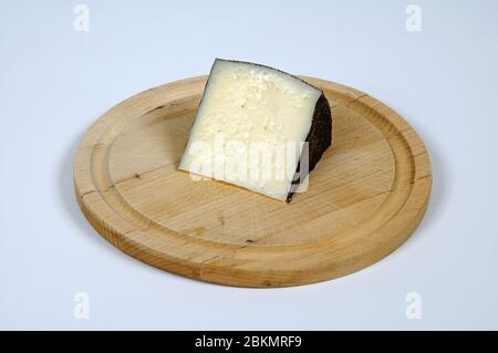 Keil von Manchego Käse auf einem Holzbrett, Costa del Sol, Andalusien, Spanien, Europa. Stockfoto