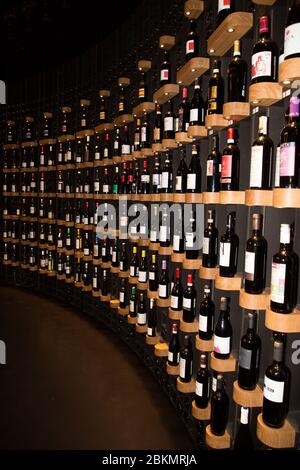 Bordeaux, Nouvelle aquitaine / France - 06 20 2018 : Cite du Vin die Boutique vor Ort, und besuchen Sie den Weinkeller mit einer großen internationalen Auswahl Stockfoto