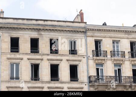 Bordeaux, Gironde / Frankreich - 05 26 2019 : Bau eines Feuers in Bordeaux mit Feuerwehrmann Stockfoto