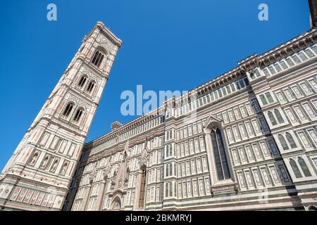 Fassade des Baptisteriums von Florenz an der piazza San Giovanni an sonnigen Sommertagen Stockfoto