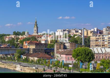 BELGRAD, SERBIEN - 8. MAI 2018: Blick auf die Skyline von Belgrad während des Tages von der anderen Seite der Save. Gebäude und Menschen sind zu sehen. Stockfoto