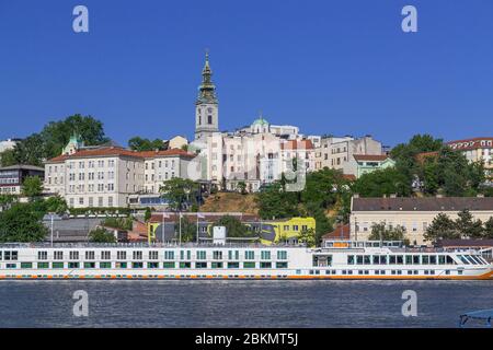 BELGRAD, SERBIEN - 8. MAI 2018: Blick auf die Skyline von Belgrad während des Tages von der anderen Seite der Save. Gebäude und Boote sind zu sehen. Stockfoto