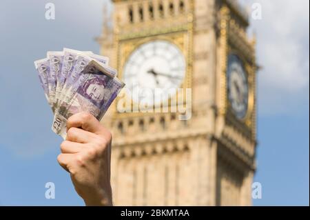 Handvoll, von £20 Noten, die aus dem Unterhaus gehalten werden, um die laufende Parlamentsausgaben Krise zu vertreten, London, Großbritannien 1 Jun 2009 Stockfoto