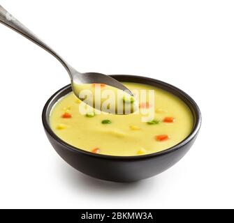 Schüssel mit Gemüse-Sahne-Suppe auf weißem Hintergrund isoliert Stockfoto