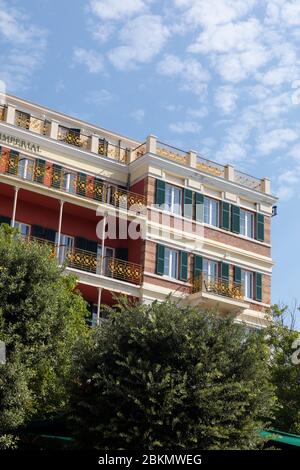 Dubrovnik, 18. September 2019. Ein Detail der farbenfrohen, hellen Fassade des Grand Hotel Imperial in der Nähe der Altstadt von Dalamtia, Cro Stockfoto