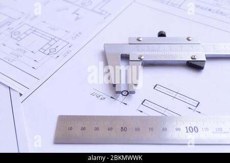 Draufsicht auf ein Messwerkzeug, Lineal und Detailzeichnungen.Konstruktionszeichnungen, Metalldetail. Stockfoto