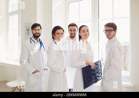 Ein Team von Ärzten diskutiert in einem Gespräch die Diagnose eines Patienten in einem Klinikbüro. Stockfoto