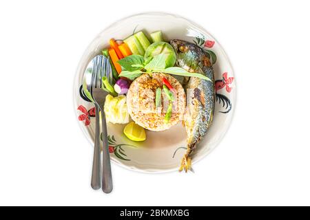 Isolierter gebratener Reis mit Chili würzig mit Fisch und Gemüse auf einem Teller auf weißem Hintergrund mit Schnittpfad. Stockfoto