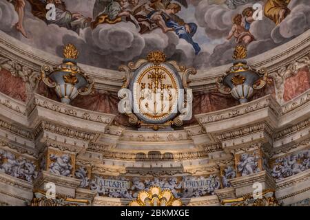 Dubrovnik, Kroatien, 15. September 2019. Das Innere der Jesuitenkirche des Hl.Ignatius mit barocken Details und einem Monogramm mit der Verschrift ‘IHS’ in Gold oben Stockfoto