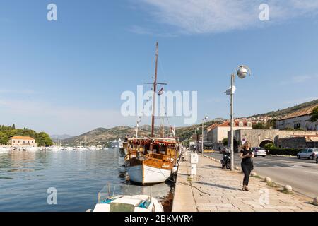 Dubrovnik, Kroatien, 18. September 2019. Der Blick auf den neuen Hafen von Gruz mit Booten und Spaziergängen. Mediterrane Landschaft in Dalamtia auf einem Stockfoto