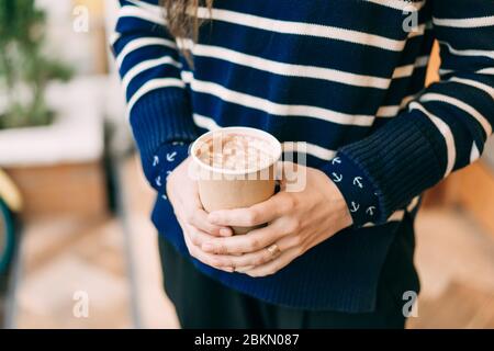 Nahaufnahme von Mädchen mit Becher mit Kakao und Marshmallows Stockfoto