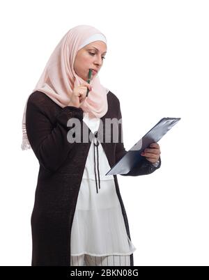 Schöne arabische muslimische Geschäftsfrau, die an eine Lösung denkt, die in traditioneller islamischer Kleidung gekleidet ist, isoliert auf weißem Hintergrund Stockfoto