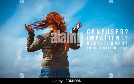 Wind weht rothaarige Frauen Haar vor blauem Himmel Stockfoto