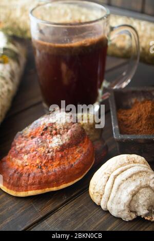 Heilender Kaffee aus Birkenpilz Chaga und Polypore, in der Volksmedizin verwendet. Vertikales Bild Stockfoto