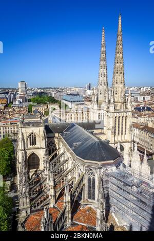 Luftbild aus der Stadt Bordeaux und der Kathedrale Saint-Andre vom Turm Pey-Berland, Frankreich Stockfoto