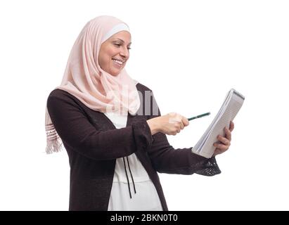 Glückliche arabische muslimische Geschäftsfrau fand eine Lösung in traditioneller islamischer Kleidung, isoliert auf weißem Hintergrund Stockfoto