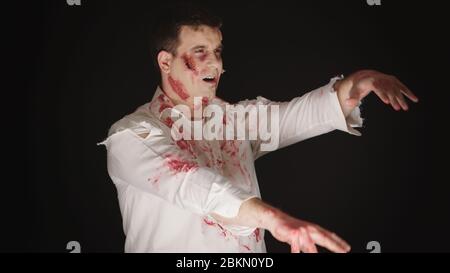 Kaukasischer junger Mann verkleidet wie ein Zombie aus Horrorfilm für halloween. Stockfoto