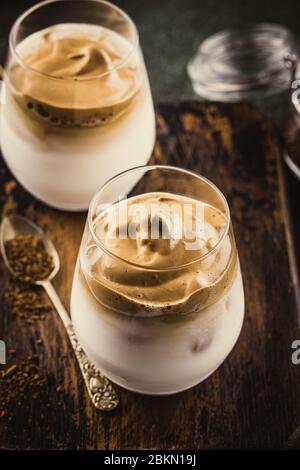 Dalgona Kaffee in Glas Tasse Stockfoto