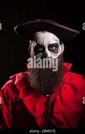 Mann mit langem Bart verkleidet wie ein gruseliger Pirat für halloween. Stockfoto