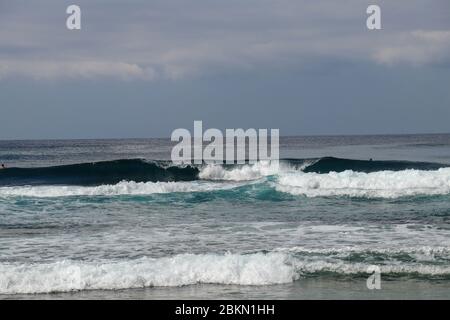 Große brechende Welle mit glühendem grünem Wasser und großem weißen Spray und Schaumstoff, der den Rahmen füllt. Bild aufgenommen in Bali. Große Welle beim großen swel Stockfoto