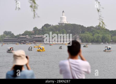 Peking, China. Mai 2020. Touristen besuchen Beihai Park in Peking, Hauptstadt von China, 3. Mai 2020. ZU DEN XINHUA SCHLAGZEILEN VOM 5. MAI 2020 Quelle: Chen Zhonghao/Xinhua/Alamy Live News Stockfoto