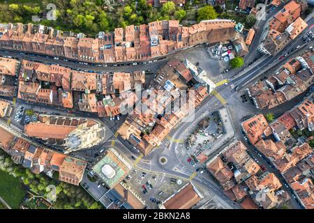 Draufsicht auf die mittelalterliche Altstadt von Freiburg mit ihrem Dom in der Schweiz Stockfoto