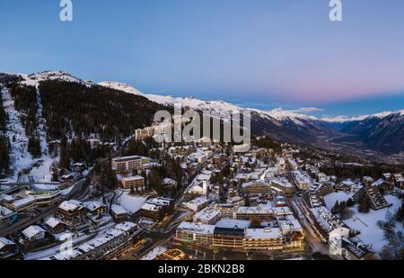 Sonnenuntergang über dem berühmten Skigebiet Crans-Montana und Dorf im Kanton Wallis in den alpen in der Schweiz Stockfoto