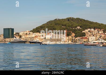 Split, Kroatien, 11. September 2019. Der Hafen von Split Stadt von der klaren Adria aus gesehen. Das sanfte Morgenlicht schafft eine achtsame idyllische Landschaft Stockfoto