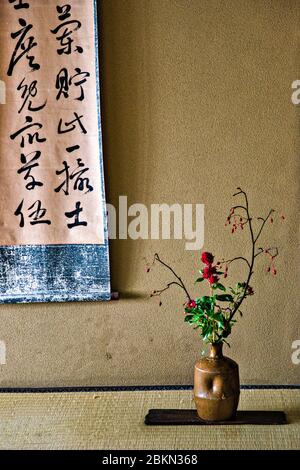 Kalligraphie Schriftrolle und Blume in Nomura Familie Samurai Haus im historischen Viertel von Nagamachi, Kanazawa, Japan. Stockfoto