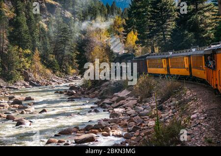 K-36 Klasse Nr. 486 Nehmen auf Wasser durch die Animas River auf der Durango & Silverton Narrow Gauge Railroad, Colorado, USA. Stockfoto