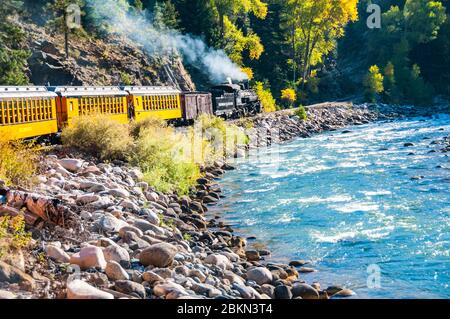 K-36 Klasse Nr. 486 Durch die Animas River auf der Durango & Silverton Narrow Gauge Railroad, Colorado, USA. Stockfoto