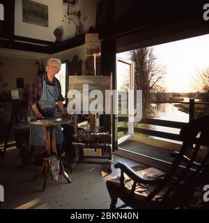 Margaret Thomas Künstlerin (1916-2016) in ihrem Atelier in einer Wassermühle bei Bungay Suffolk UK 2003 Stockfoto