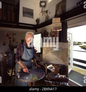 Margaret Thomas Künstlerin (1916-2016) in ihrem Atelier in einer Wassermühle bei Bungay Suffolk UK 2003 Stockfoto